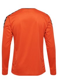 Langærmet orange sportstrøje med rund hals, prydet med sorte striber på skuldrene og lavet af et glat, letvægtsstof.
