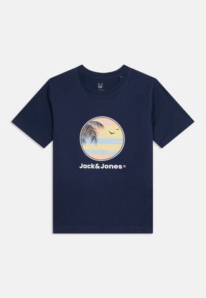 Marineblå kortærmet t-shirt med et cirkulært motiv af en solnedgang, palmetræ, fugle og teksten "Jack&Jones" under designet.
