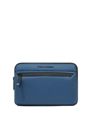 Blaues rechteckiges Täschchen mit vorderer Reißverschlusstasche und schwarzem Reißverschlusszipper, mit "Piquadro"-Logo, das zentriert über der Tasche angebracht ist.