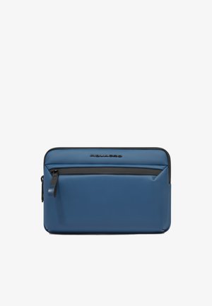 Bustina rettangolare blu con tasca frontale con zip e cursore nero, con il logo "Piquadro" centrato sopra la tasca.