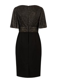 Robe noire mi-longue avec des manches courtes texturées métalliques et une ceinture, dotée d'une fermeture éclair dans le dos.
