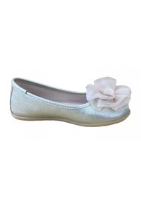 Zapato plano plateado con textura brillante, punta redonda y un suave acento de flor beige en la parte frontal. Cuenta con una suela flexible para mayor comodidad.