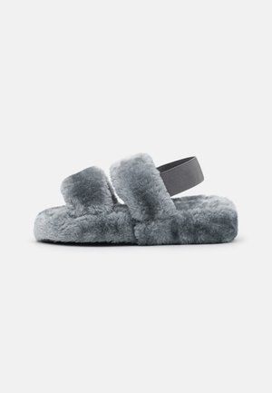 Grå fluffy sandal med to brede remme over foden og en elastisk hælrem på hvid baggrund.
