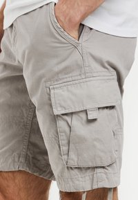 Grijze cargoshorts van lichtgewicht stof, met zijzakken, zichtbare stiksels en een verstelbare tailleband.