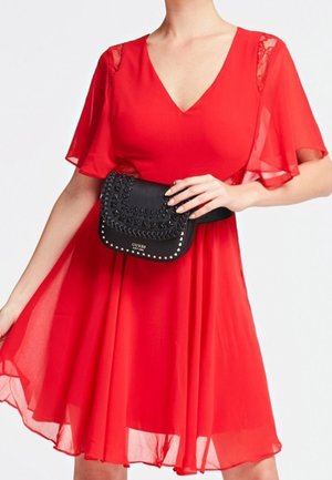 Rød chiffon kjole med korte ærmer og V-hals. Indeholder en sort, struktureret bæltepose med nitter og indviklet syning.