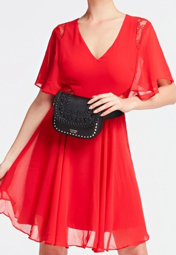 Punainen sifonkimekko, jossa on lyhyet hihat ja V-kaula-aukko. Mukana musta, teksturoidulla pinnalla varustettu vyölaukku, jossa on niittejä ja yksityiskohtaista ompelua.