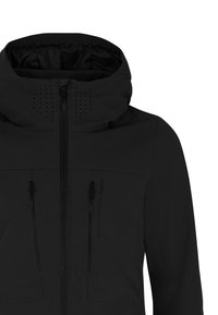 Veste noire à capuche avec deux fermetures éclair verticales sur la poitrine et une fermeture éclair centrale à l’avant. Tissu lisse avec petits trous d’aération près du col.