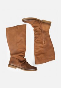 Stivali marroni in pelle al ginocchio con un design svasato, dotati di una cerniera laterale e una texture liscia, completati da una suola in gomma piatta.