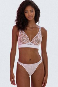 Witte kanten bralette en thong set met bloemen borduursel, doorschijnende panelen en verstelbare bandjes. Zachte, delicate textuur, lage taille ontwerp.