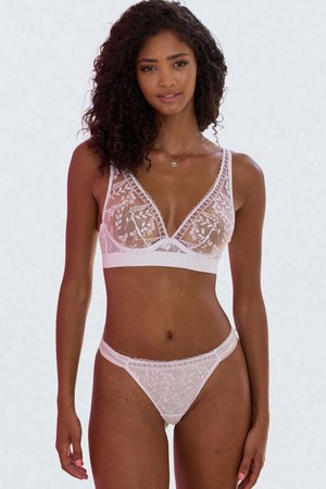 Witte kanten bralette en thong set met bloemen borduursel, doorschijnende panelen en verstelbare bandjes. Zachte, delicate textuur, lage taille ontwerp.