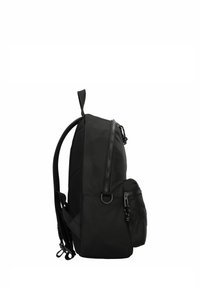 Zaino nero dal design elegante, texture in tessuto, un compartimento principale con zip e una tasca laterale con chiusura a zip.