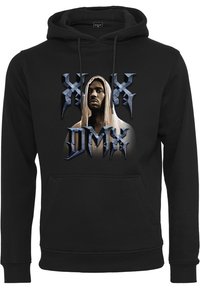 Sudadera negra con un gran estampado gráfico de una figura que lleva una capucha beige y el texto "DMX" en letras azules y plateadas.
