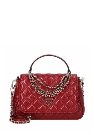Sac à main matelassé rouge avec une finition brillante, doté d'une chaîne en argent, d'une poignée supérieure et d'un accent logo triangulaire.