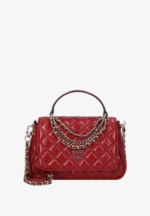 Bolso acolchado rojo con un acabado brillante, que presenta una correa de cadena plateada, un asa superior y un acento de logo triangular.