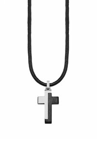 El collar de cordón de cuero negro presenta un colgante de cruz en dos tonos, con un acabado plateado suave y una textura negra mate.