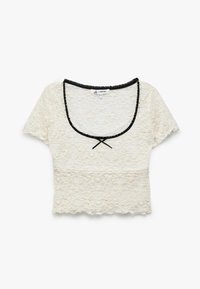 Spitzen-Crop-Top in Elfenbein mit gewelltem Saum, schwarzem Besatz am Halsausschnitt und einem kleinen Schleifendetail in der Mitte vorne. Kurze Ärmel.