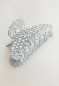 Glitzernde silberne Haarklammer mit Strasssteinen, Schmetterlingsform, strukturierte Oberfläche, mehrere Greifzinken und ein insgesamt glänzendes Finish.