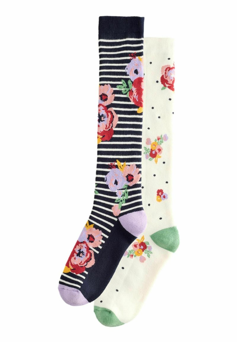 Kniesokken; de ene marineblauw gestreept met een bloemmotiv, de andere crèmekleurig met stippen en bloemaccenten. Heeft contrasterende kleuren voor de tenen en hielen.