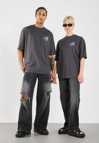 YOURTURN UNISEX - T-shirts med print - asphalt