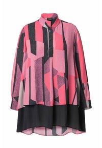 Langærmet bluse med et geometrisk mønster i nuancer af pink og sort, med krave, knaplukning foran og lagdelt kant.