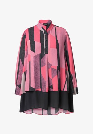 Langærmet bluse med et geometrisk mønster i nuancer af pink og sort, med krave, knaplukning foran og lagdelt kant.