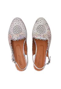 Weiße, ausgeschnittene Leder-Slingbacks mit einem dekorativen Lochmuster, bunten Akzenten und einer braunen Innensohle mit Branding.