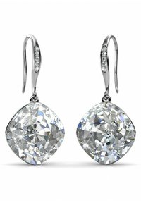 Orecchini a goccia in argento con grandi pietre di forma quadrata trasparente, accentuate da pietre più piccole sul filo. Le pietre riflettono la luce, creando un effetto scintillante.