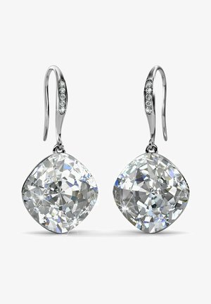 Orecchini a goccia in argento con grandi pietre di forma quadrata trasparente, accentuate da pietre più piccole sul filo. Le pietre riflettono la luce, creando un effetto scintillante.