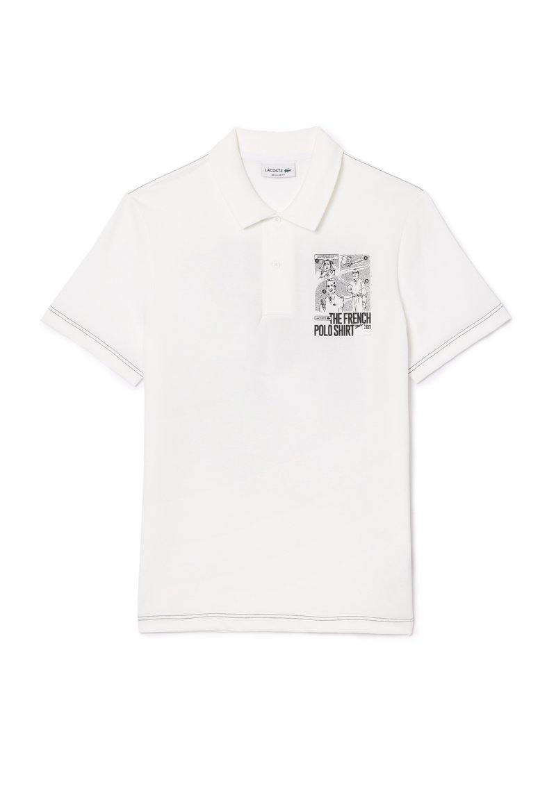 Polo blanc en coton, avec un imprimé graphique noir et le texte "LE POLO FRANÇAIS" ainsi que des accents gris sur le col et les manches.