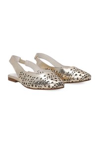 Ballerines slingback en or métallique avec des motifs découpés en triangles et cercles, dotées d'un petit talon et d'une sangle texturée pour un ajustement parfait.