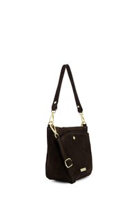 Brun ruskindshåndtaske med guldfarvet hardware, en skulderrem og en frontlomme. Har rene linjer og en tekstureret finish.