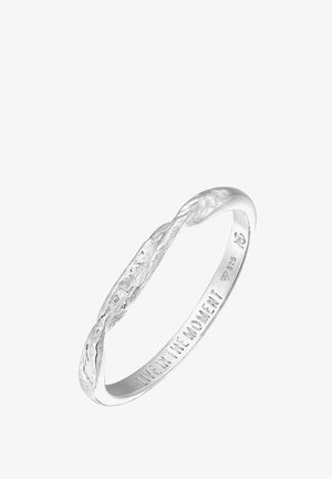 Srebrny skręcany pierścionek o teksturowanej powierzchni, grawerowany napisem "LIVE IN THE MOMENT", z polerowanym wewnętrznym pasem i próbą.