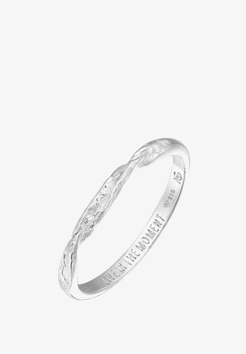 Srebrni uvijeni prsten sa teksturiranom površinom, ugraviran s natpisom "ŽIVI U TRENUTKU", s poliranim unutarnjim dijelom i žigom.