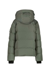 Groene gewatteerde jas met capuchon, voorzien van een ritsluiting, ribbels aan de mouwen en een gestructureerde schouderaccent. Glad, waterafstotend materiaal.