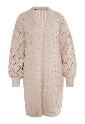 Beige ylipitkä palmikkoneulecardigan, jossa on syvä V-hihna, pitkät hihat ja tekstuuriset timanttikuvioinnit. Avoin etuosasuunnittelu.