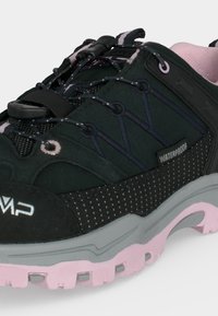Chaussure de randonnée imperméable noire et rose avec semelle texturée, lacets élastiques et zone des orteils renforcée pour la durabilité et le confort.