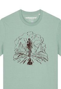 Mintgroene t-shirt van zacht stof met een bruine afbeelding van een fietser tegen bergen en wolken, gecentreerd op de voorkant.