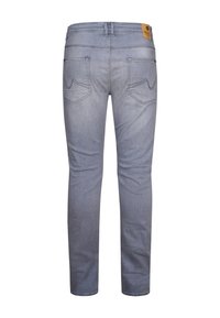 Jeans din denim de culoare albastru deschis, cu un design ajustat, cinci buzunare și cusături distinctive pe buzunarele din spate. Prezintă un eticheta din piele la talie.