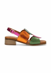 Sandal multicolor con correas de cuero metálico en naranja, rosa y verde, con un tacón bajo y una correa de tobillo ajustable.