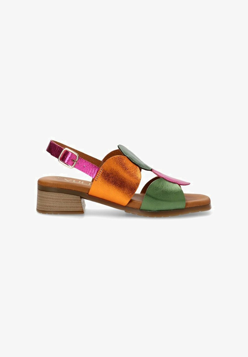 Sandal multicolor con correas de cuero metálico en naranja, rosa y verde, con un tacón bajo y una correa de tobillo ajustable.