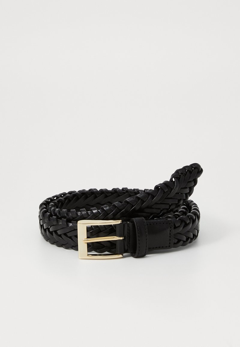 Fekete fonott bőrszíj sima aranyszínű fém csattal és bőr tartóval, amely texturált, szőtt megjelenést kölcsönöz.