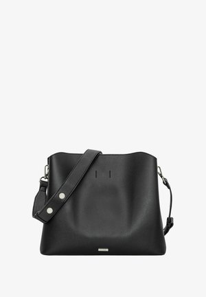 Czarna torebka z syntetycznej skóry o uporządkowanej formie, z regulowanym paskiem na ramię i dwoma widocznymi detalami przeszyć na przodzie.