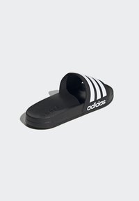 Svart halksandal i syntetmaterial med tre vita ränder längs remmen och en präglad logotyp på fotbädden.
