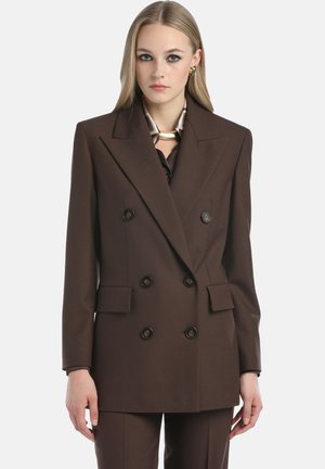 Blazer doppiopetto marrone con ampi rever, due tasche frontali e ampi bottoni neri. Realizzato in un tessuto strutturato.