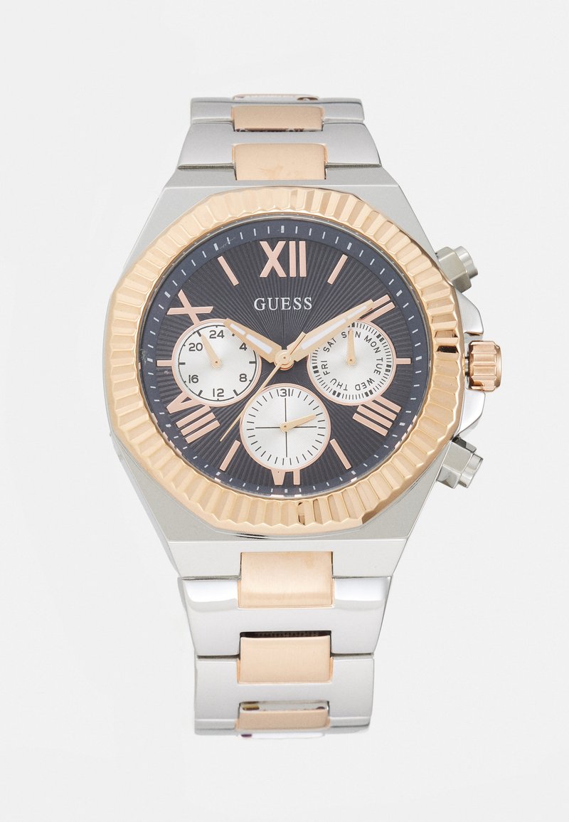 Reloj de acero inoxidable en plata y oro rosa con una esfera texturizada negra, tres subesferas y números romanos en negrita a las 12. Diseño de bisel hexagonal.