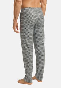 Lichte, gemusterde pyjamabroek in grijs en wit met een geometrisch ontwerp. Elastieken tailleband en rechtvallende pijpen. Zachte stoftextuur.