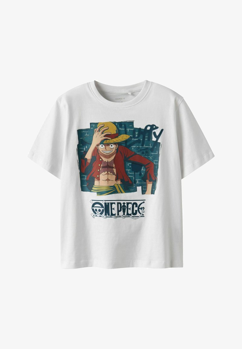 Balta kokvilnas T-kreklā ir attēlots karikatūru varonis, kas valkā dzeltenu salmu cepuri, ar krāsainu fonu un tekstu "One Piece" zem attēla.