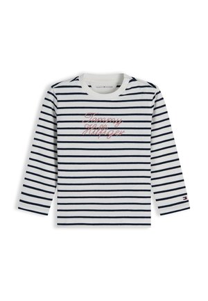 Wit shirt met lange mouwen met marineblauwe horizontale strepen, rode "Tommy Hilfiger" tekst op de borst en een klein logo op de manchet van de linker mouw.