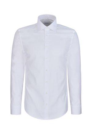 Camicia da uomo bianca a maniche lunghe con colletto appuntito e chiusura con bottoni sul davanti su sfondo semplice.
