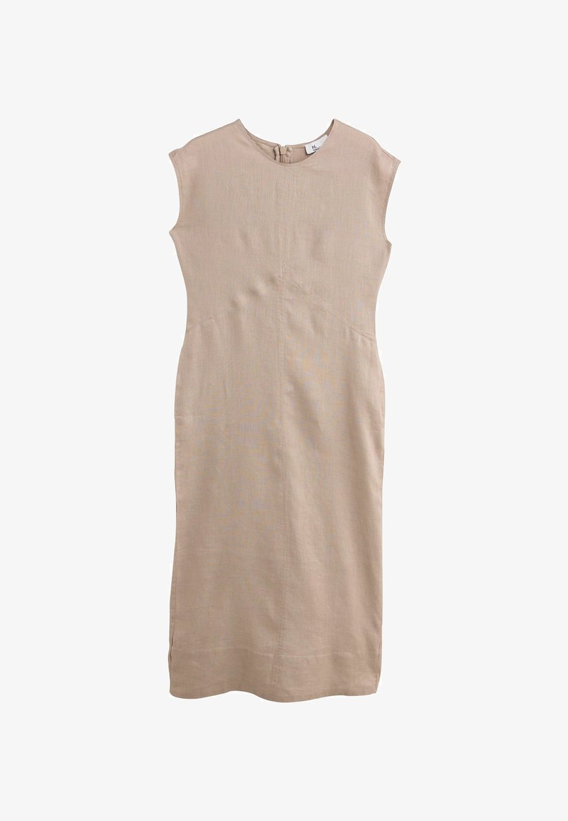 Robe sans manches beige en tissu texturé. Elle présente un col rond et des poches latérales, avec une silhouette droite et une longueur de genou.